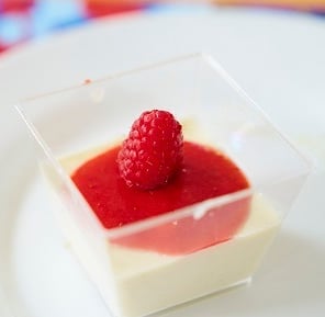 Verrine de panna cotta aux fruits rouges et dulcé