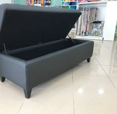 Tapicería arcón reposa pies en polipiel negro. Tenerife.