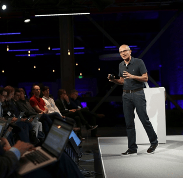 Satya Nadella é exemplo global de liderança com foco em empatia e transformação cultural.