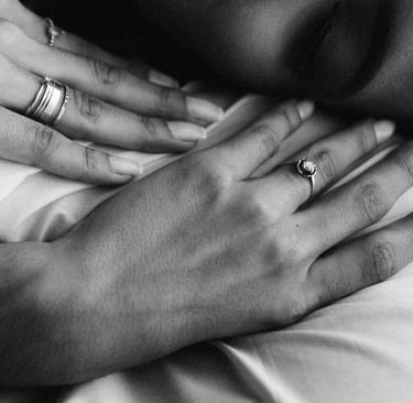 Mains de femme en noir et blanc illustrant les étapes d’un accompagnement conscient