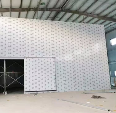 Outdoor cold room installations in hot climates