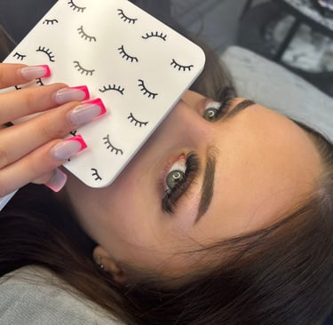 alt="luxury lash extensions setup"