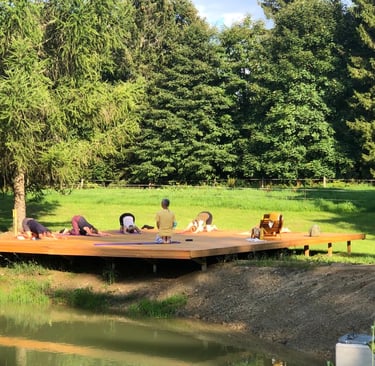yoga im freien beim retreat im erzgebirge