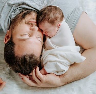 un homme en photo avec son bébé