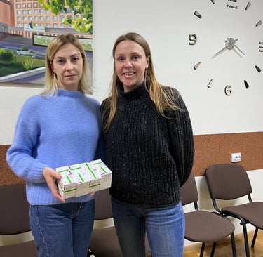 дві жінки стоять поруч одна з одною в кімнаті