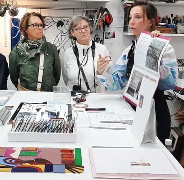 Edith Théret dans son atelier de vitrail à Paris 17e