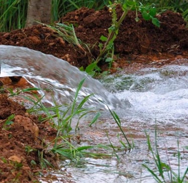 Filtro de sedimentos instalado en una vivienda rural con agua de pozo