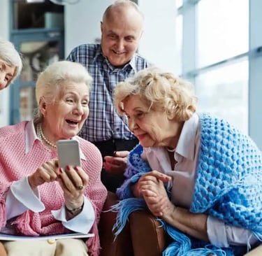 Ancianos charlando y riendo