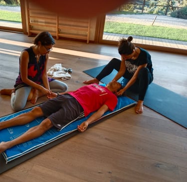a man and woman doing a massage in a room, trattamento biointegrato
