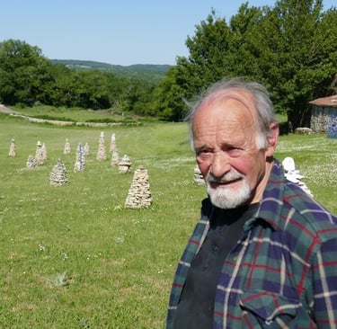 André Nouyrit devant ses créations de pierres