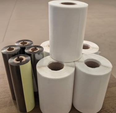 Rolos de etiqueta branca e rolos de ribbon.