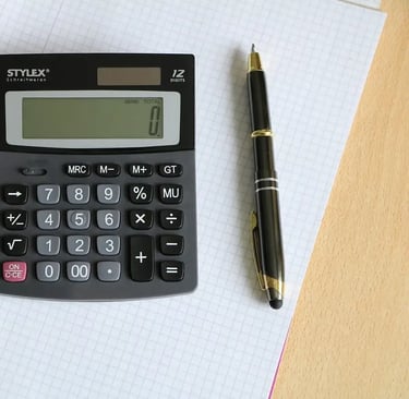 Taschenrechner auf kariertem Block – Symbol für die Immobilienbewertung und Verkaufskosten in Fürth.