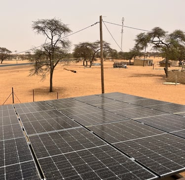 Blick auf eine Straße über eine Solaranlage 
