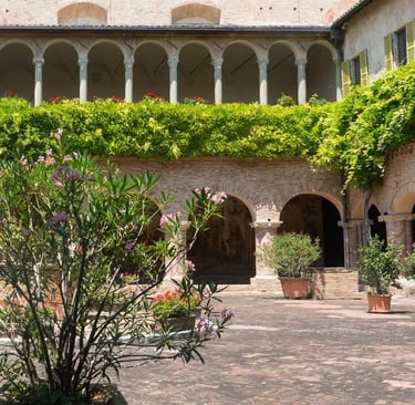 Basilica medievale e vicoli antichi Marche
