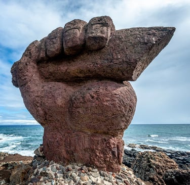 Statue d'un poing levé sur l'île de Pâques au Chili