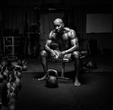Jeune homme noir musclé gym kettlebell