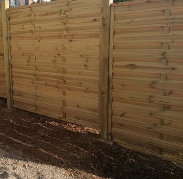 Palissades fraichement installées.