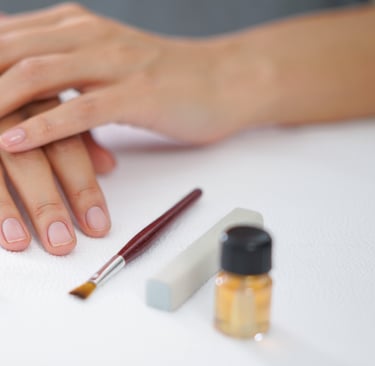 mani semplici senza smalto che si preparano per essere ricostruite appoggiate su un asciugamano