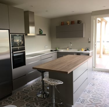 cuisine moderne avec passages de mains et frigo américain. Veyrier-du-Lac