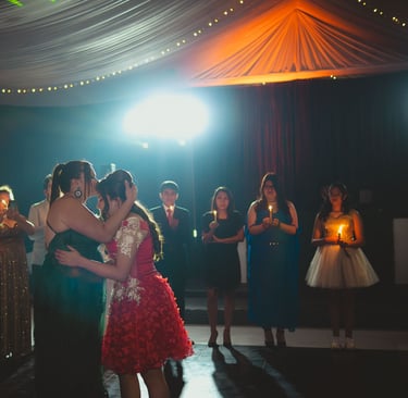 Baile de madre con su hija quinceañera en Quito, Ecuador, colores azul y naranja