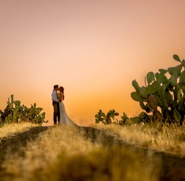 sposi che si baciano al tramonto in un paesaggio di Ragusa