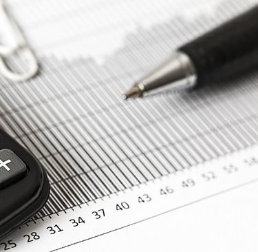 Taschenrechner, Millimeterpapier und Kugelschreiber
