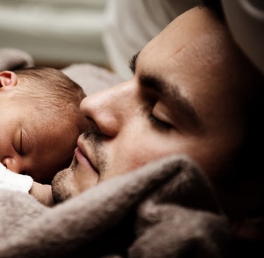 stimuler bébé avec les calins