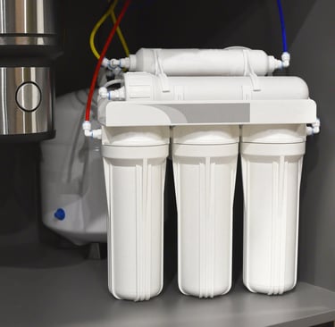 Sistema de ósmosis inversa de varias etapas instalado bajo el fregadero