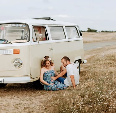 un couple pose pour une séance grossesse