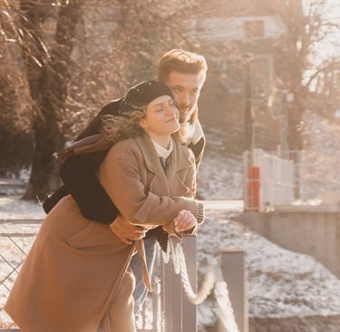 fotografija mladog zaljubljenog para za vrijeme zlatnog sata
