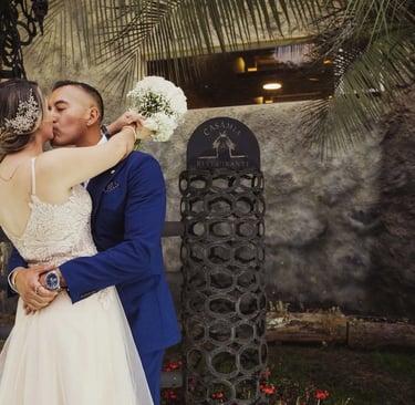 Fotógrafo de bodas en Quito, Ecuador, recién casados dándose un beso de amor