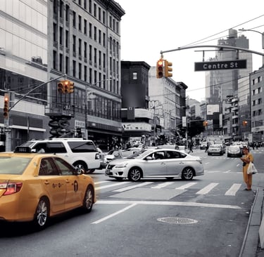 taxi gialli e auto attraversano la strada di new york