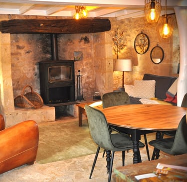 Salon avec poêle à bois