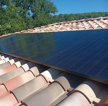 Panneaux photovoltaïques Voltec Solar intégrés sur toiture en tuiles à Lorgues dans le Var