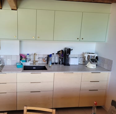 cuisine bois et vert anis. Dingy-Saint-Clair