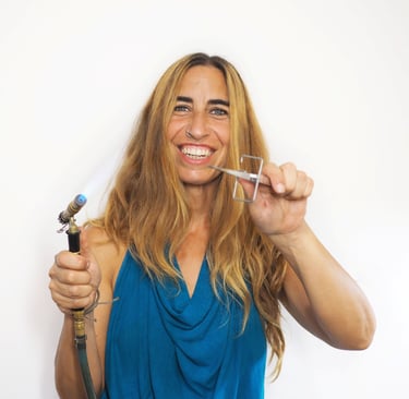 La artesana en joyería Gemma Martin con un soplete