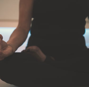 sitzende Frau meditierend