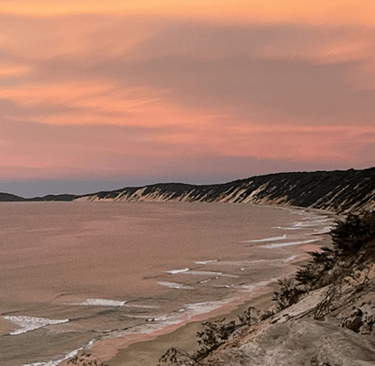 atardecer en la playa de colores rosas y amarillos