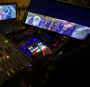Consola de audio y control de video por parte de un hombre de zoundfilmia