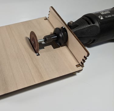 Le Dremel vient se fixer à ce petit établi en bois.