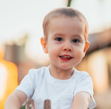 sesion de fotos en granada infantil de un niño jugando en el parque
