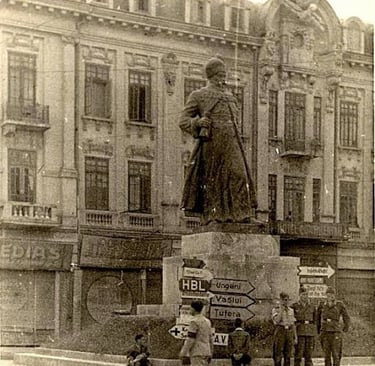 Fosta statuie a lui Vasile Lupu din preajma Palatului ce astăzi găzduiește Starea Civilă.