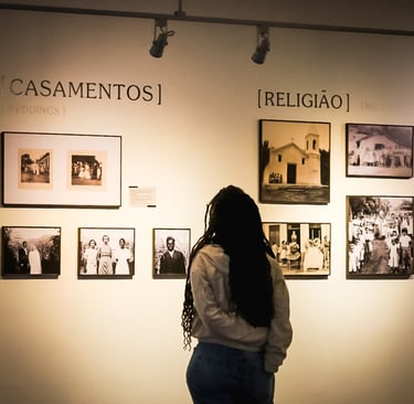 mulher olhando fotografias na parede