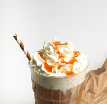 Karamelli ve Tuzlu Soğuk Köpüklü Buzlu Beyaz Mocha