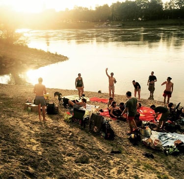 Dein Selbstführung Mentor beim Feiern und Lagerfeuer mit Freunden am Fluss