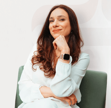 Nutricionista especialista em Nutrição Comportamental em São Paulo, sorrindo no consultório.