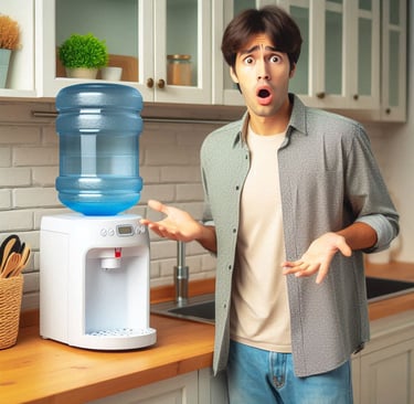 Joven en una cocina junto a un bidon de agua