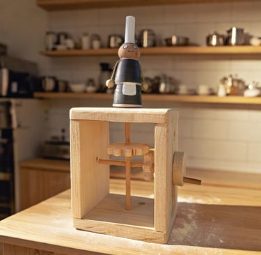 Bigoudène faite main, montée sur engrenages en bois.