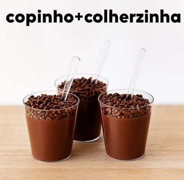 copinho e colher de acrílico com brigadeiro
