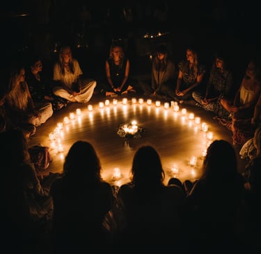 Cercle de femmes réunies autour d'un cercle de bougies dans la pénombre